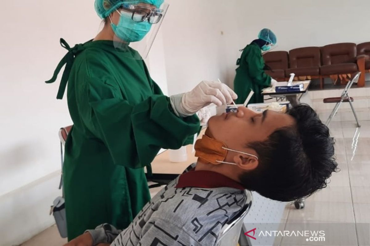 Seluruh pegawai dan honor Polbangtan Medan di Test Swab Antigen