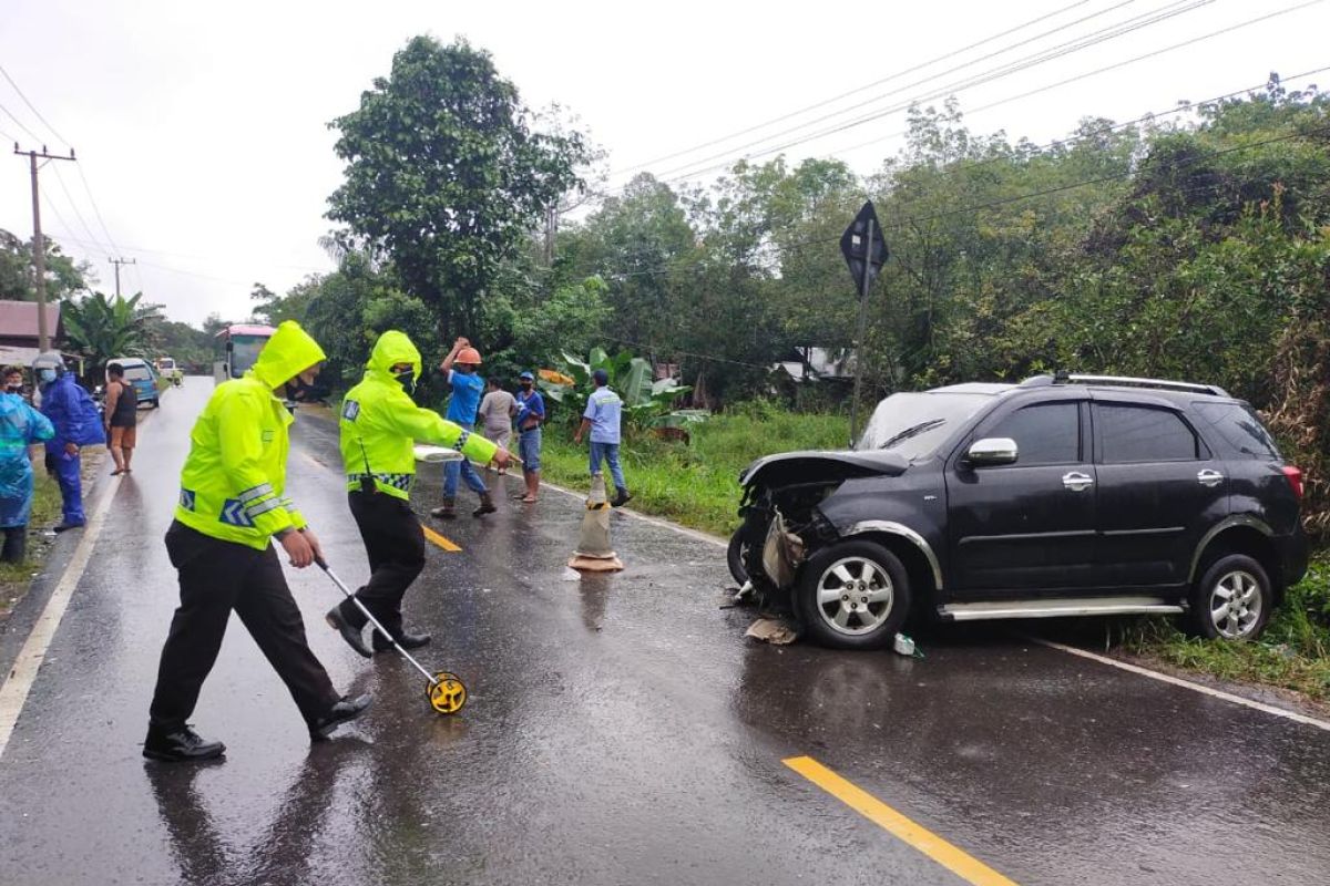 Mobil Terios vs Hiace, satu orang meninggal dunia