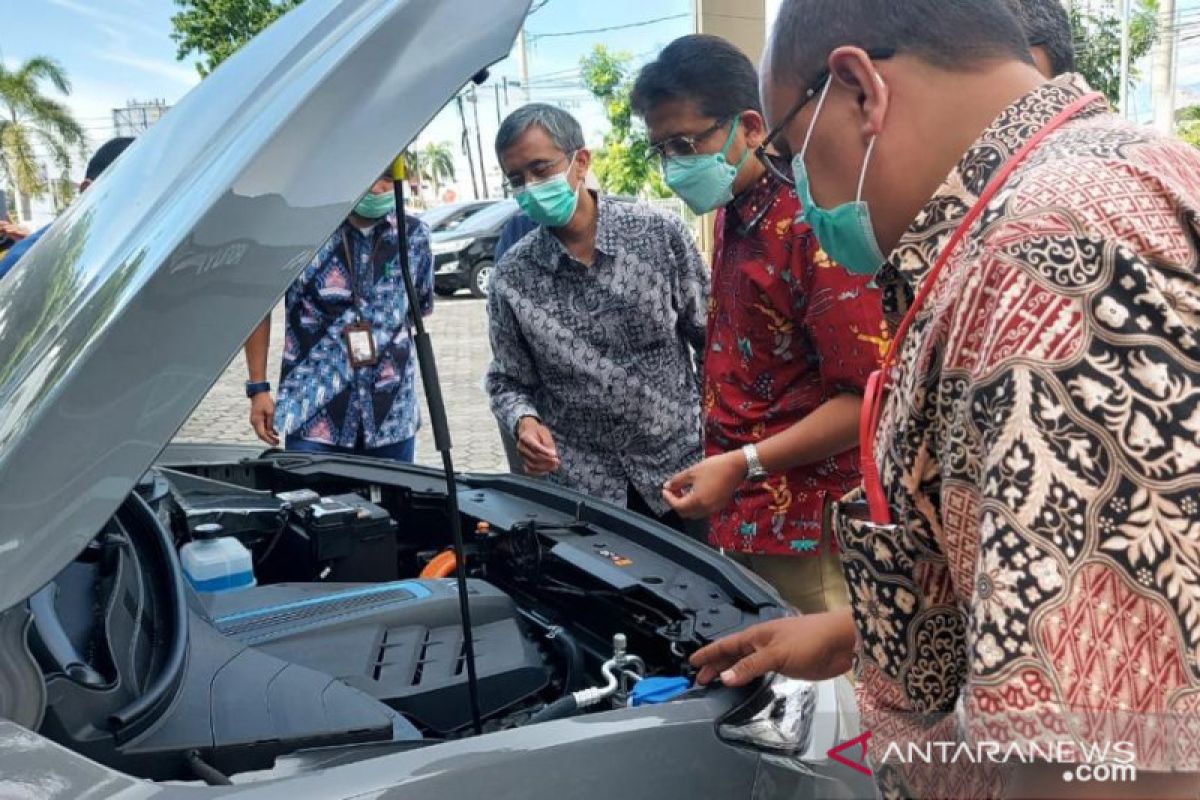 Dukung kendaraan ramah lingkungan, PLN Sumbar kunjungi showroom mobil listrik