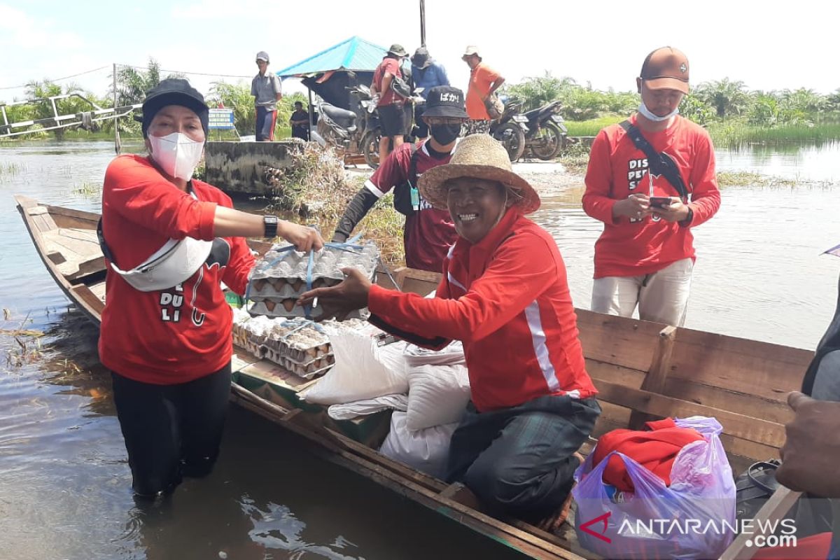 Tim Dispersip salurkan bantuan korban banjir ke daerah terisolir