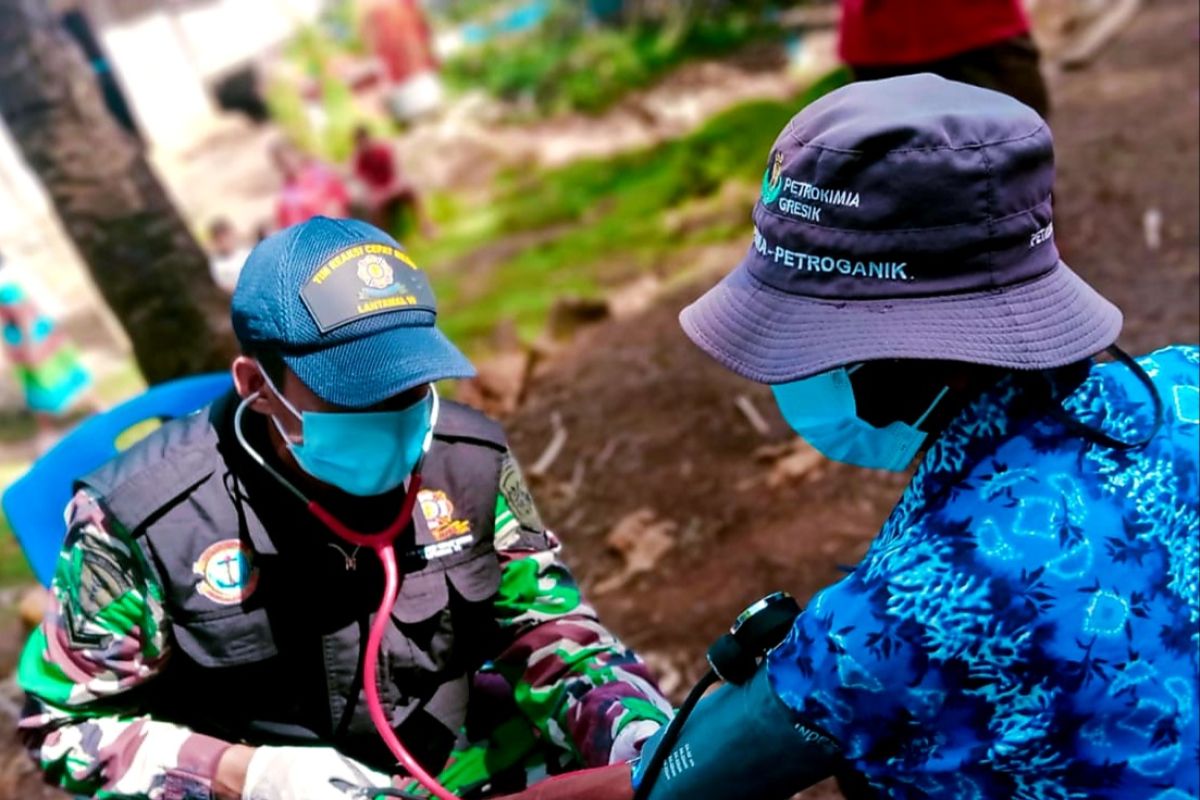 TNI-AL layani pengobatan korban gempa bumi di Pulau Karampuang Sulbar