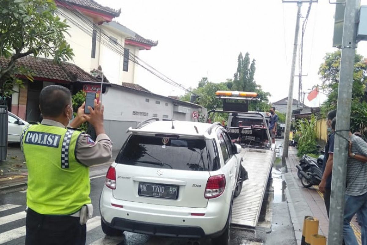 Di Bali, Ambulans bawa tiga pasien COVID-19 alami kecelakaan