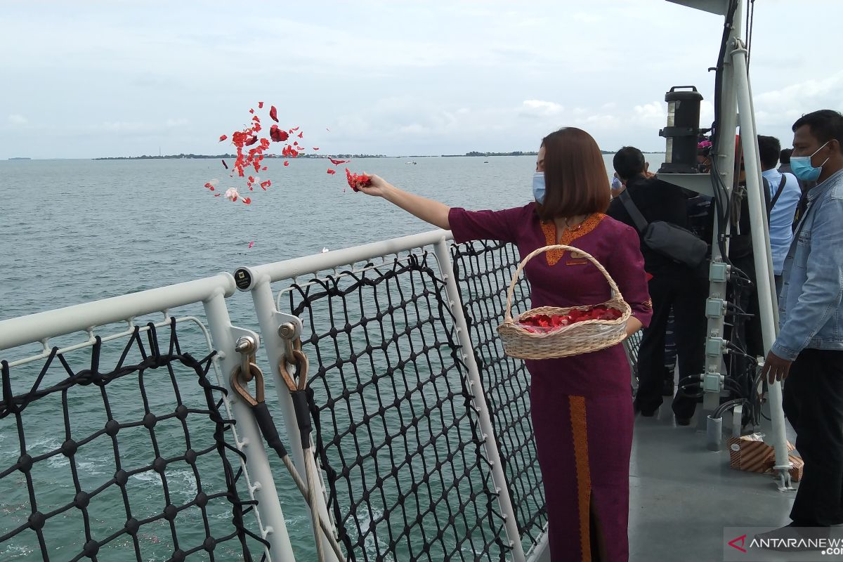 Keluarga korban kecelakaan SJ-182 tabur bunga di Kepulauan Seribu