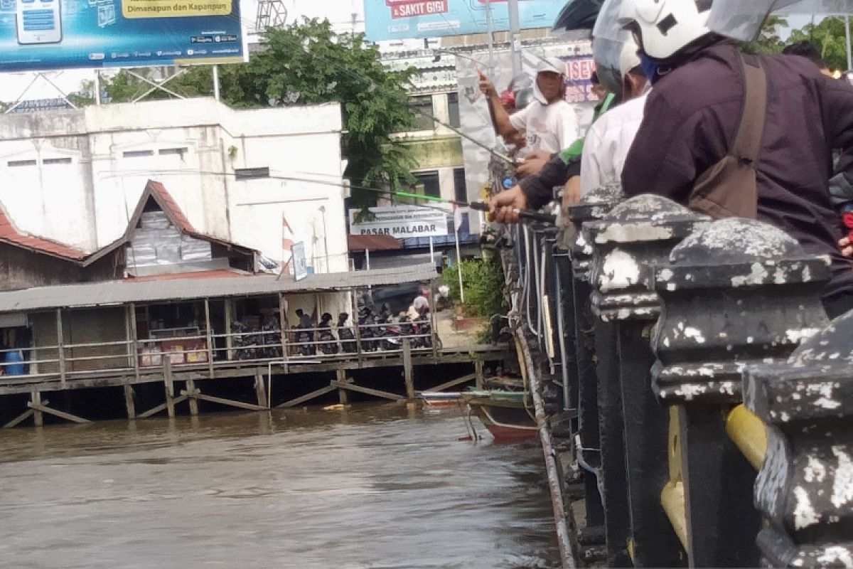 Warga Banjarmasin ramai-ramai memancing ikan lepas akibat banjir di sungai Martapura