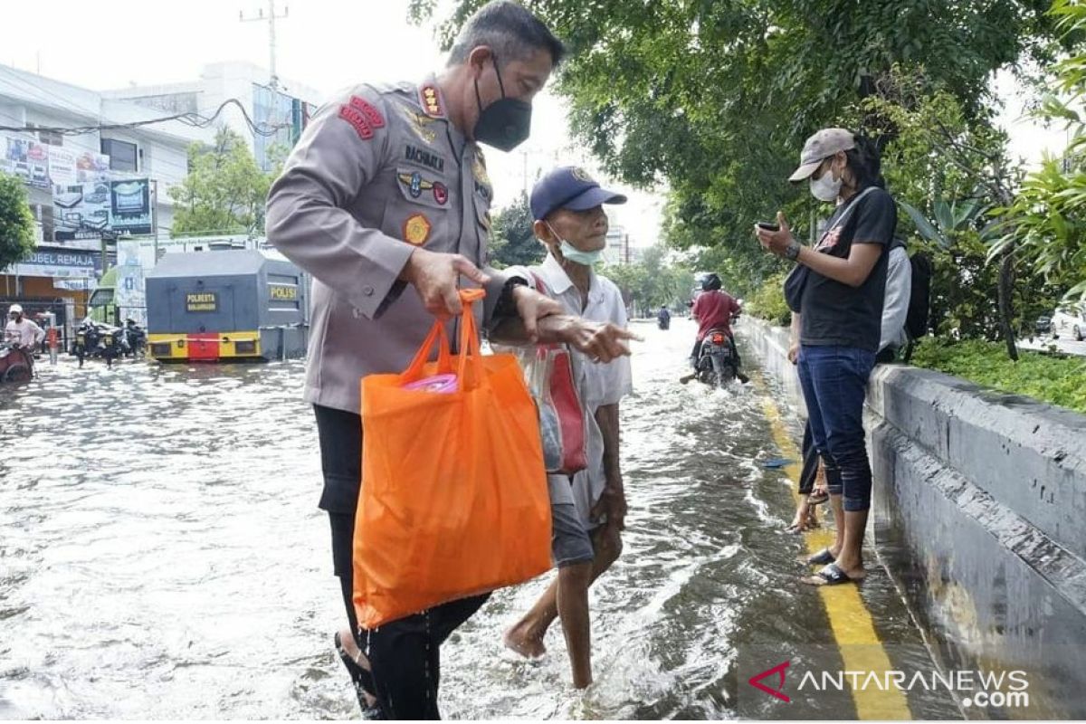 Satu Bhabinkamtibmas monitor lima dapur umum  korban banjir