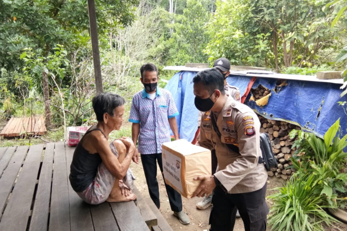 Peduli sosial, Polsek Nanga Mahap bagikan sembako