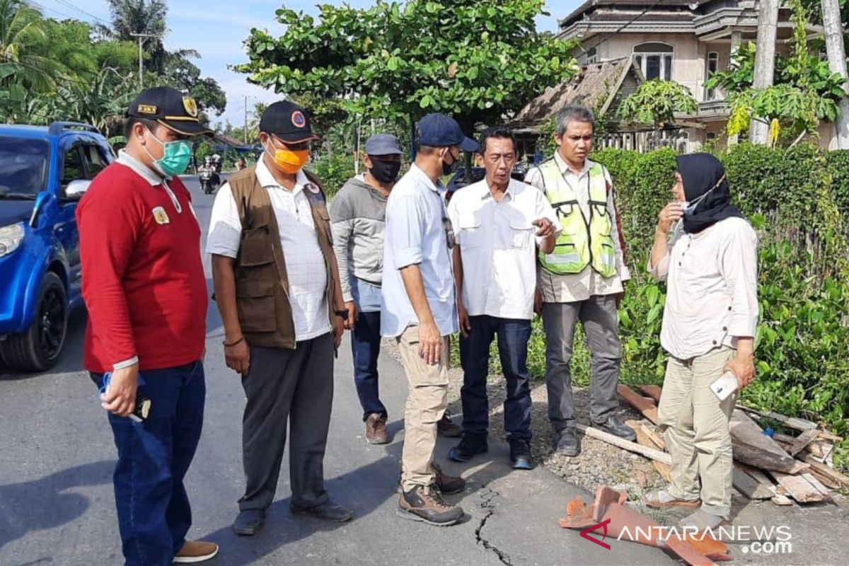 Wabup HST tinjau jalan Nasional di Jembatan Desa Sungai Rangas yang retak