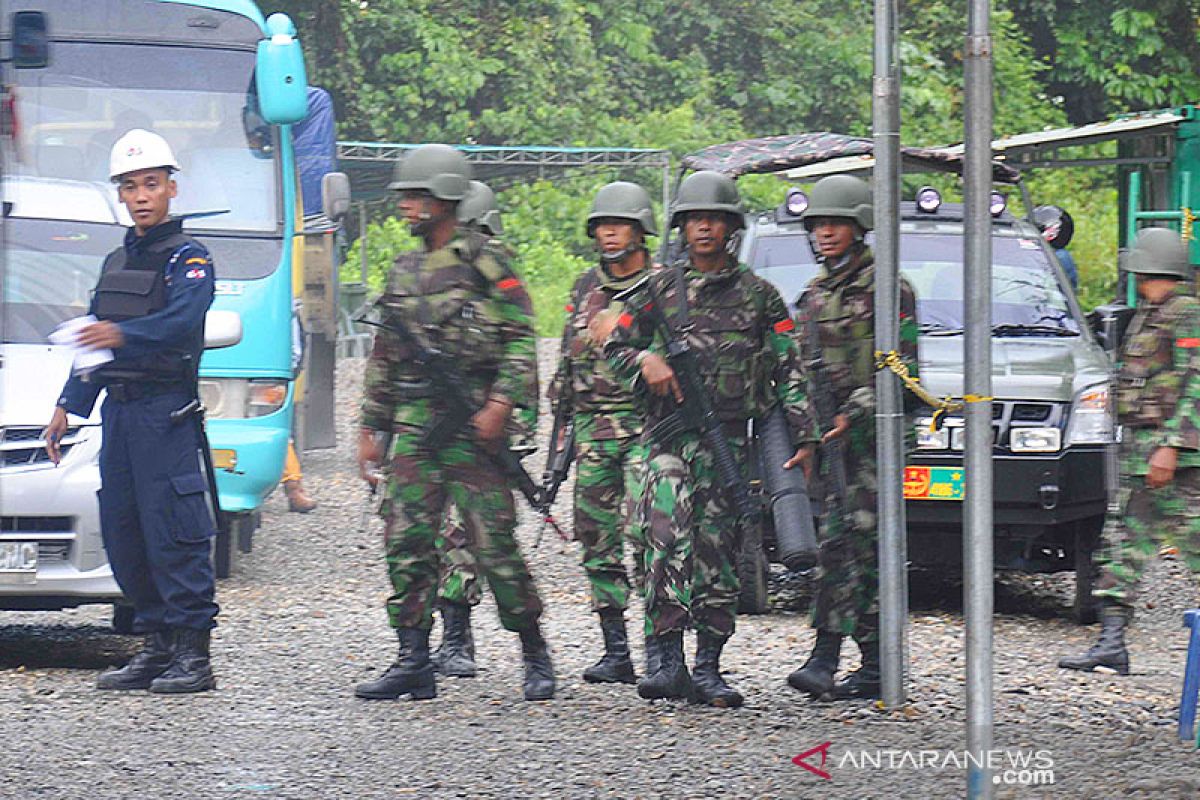 Seorang prajurit terluka saat baku tembak dengan kelompok KKB