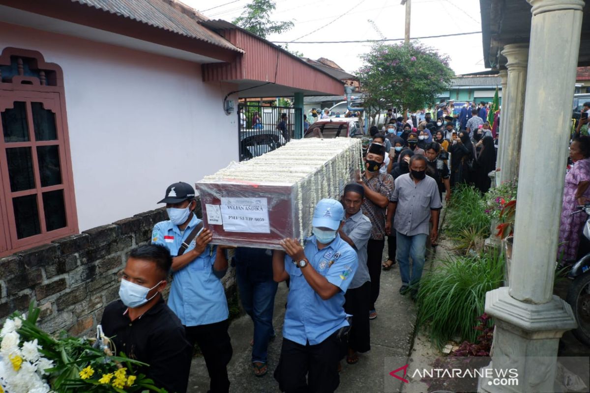 Jenazah pramugara Sriwijaya Air SJ-182 di makamkan di Sungailiat usai sholat Jumat