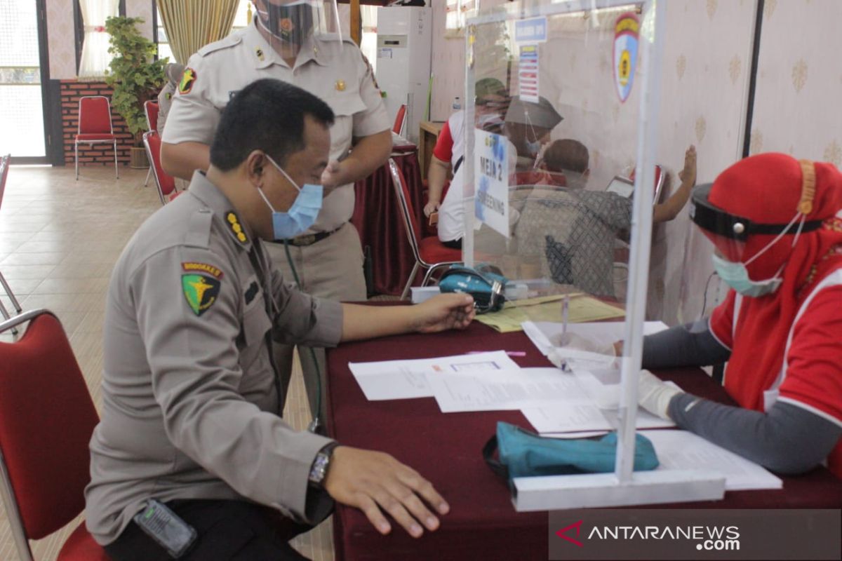 Tenaga kesehatan Polda Gorontalo menjalani vaksinasi COVID-19