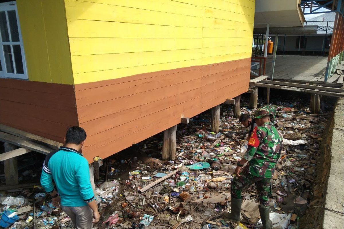 Personel koramil Popayato bersihkan sampah di permukiman Suku Bajau