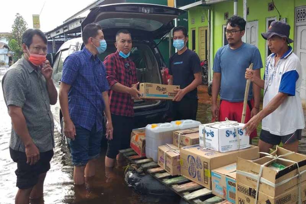 DPRD Seruyan beri bantuan ke korban banjir di Kalsel