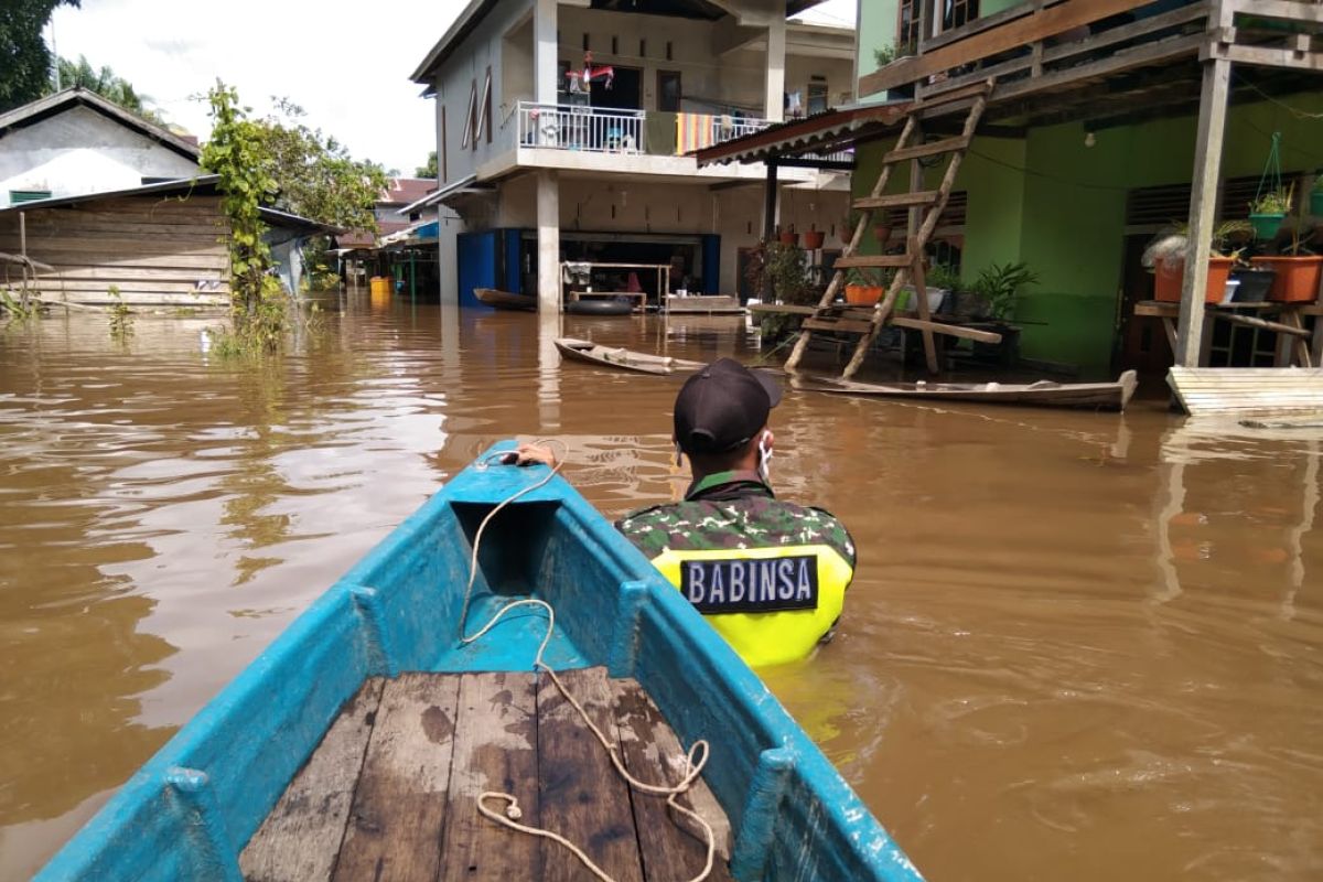 Koramil Jagoi Babang terus pantau kondisi banjir di perbatasan Indonesia