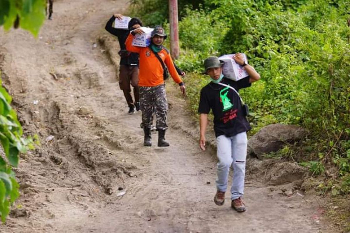 Bantuan kebutuhan pokok dari relawan mengalir ke Sulawesi Barat