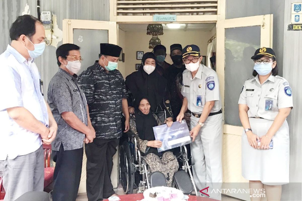 JR Babel Serahkan Santunan ke Keluarga Crew Sriwijaya Air SJ-182