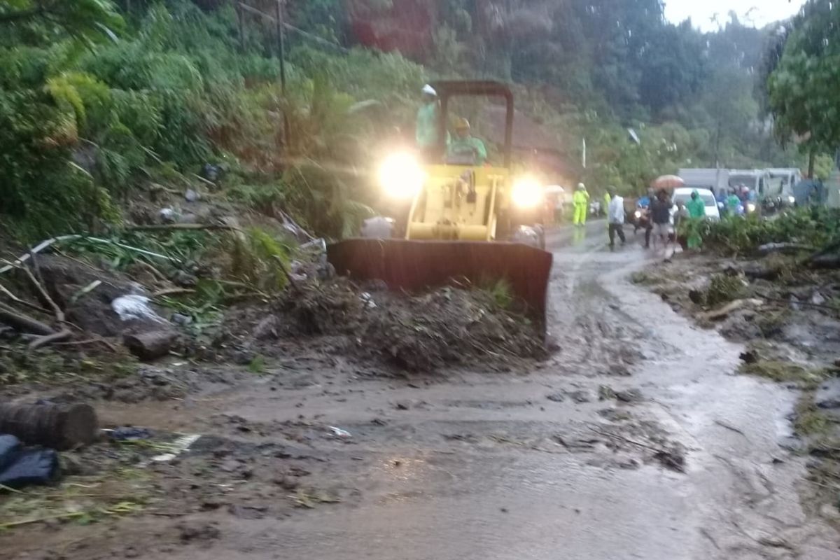 BPJN Sulut membuka akses jalan Manado-Tomohon yang tertutup longsor