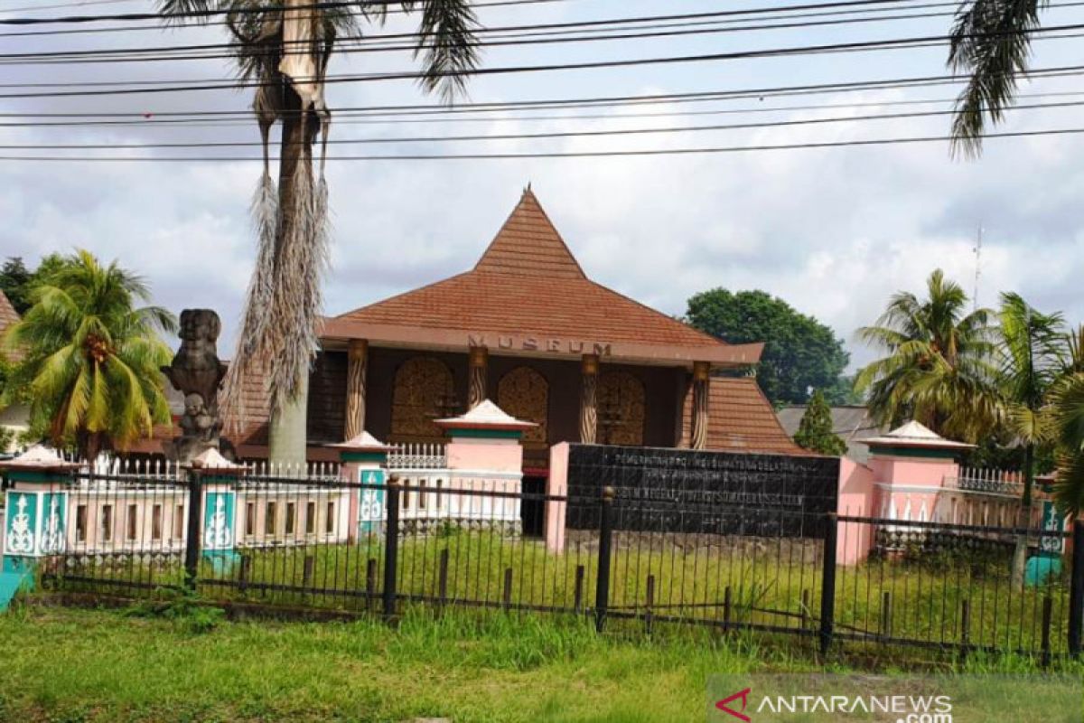 Museum Balaputra Dewa terima  hibah alat tenun songket antik