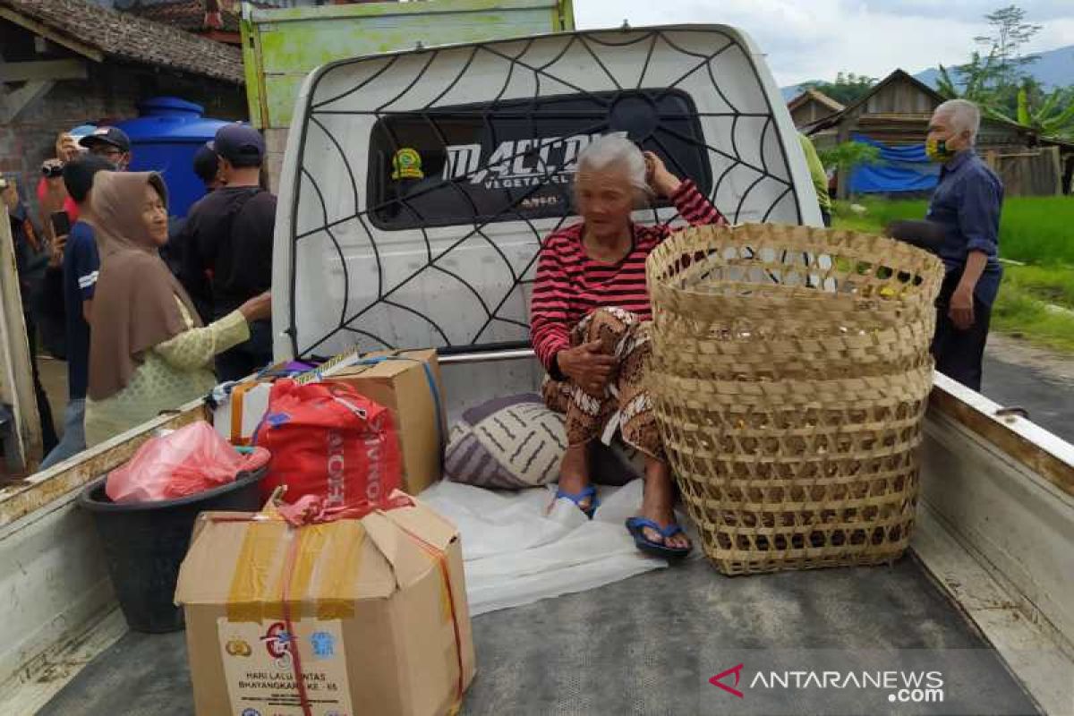 Warga lereng Gunung Merapi meninggalkan pengungsian Deyangan