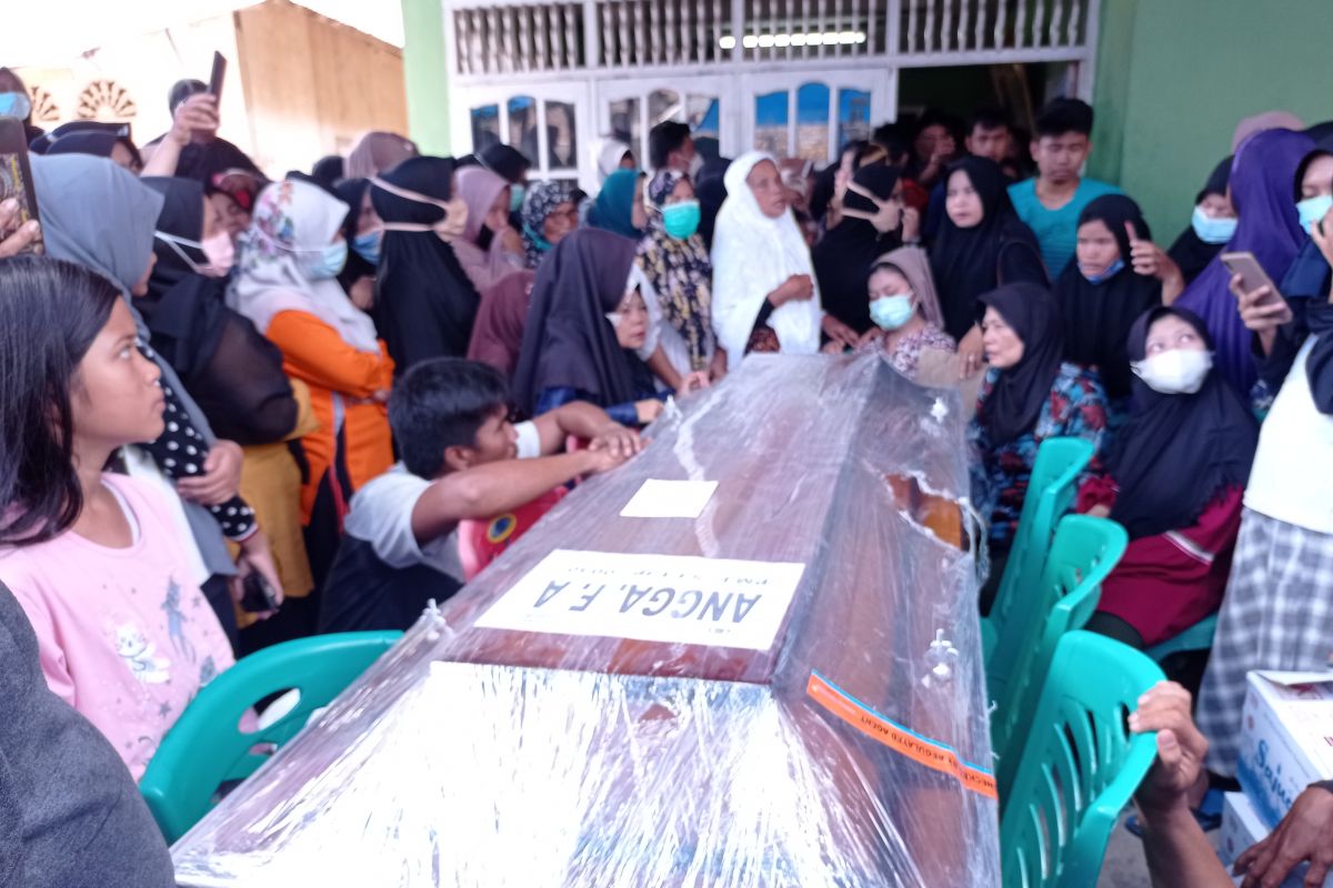 Isak tangis  iringi pemakaman Angga korban SJ182 di Kuranji Padang