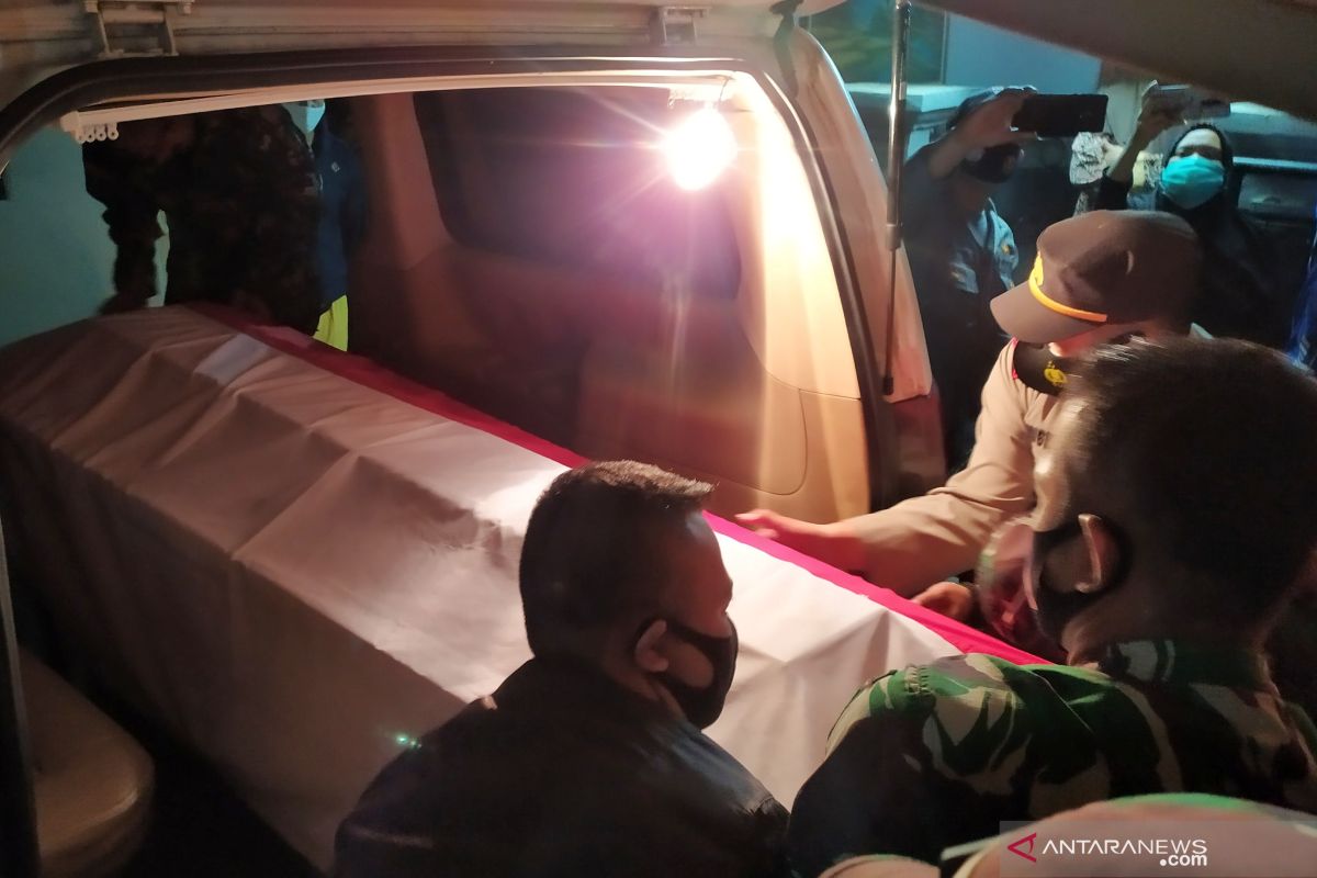 Coffin of fallen soldier arrives in Bandung for burial
