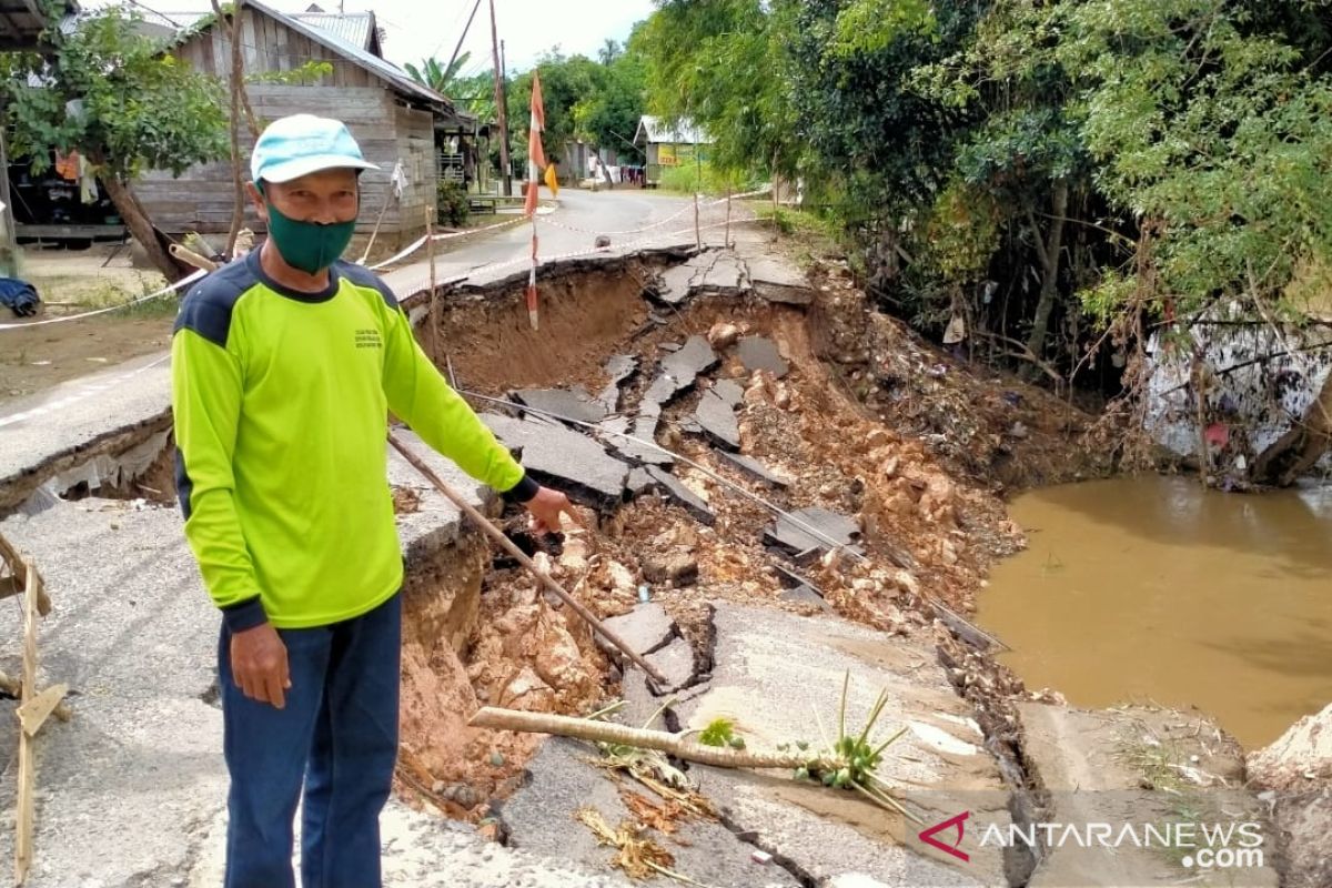 Jalan amblas di Ilung Pasar Lama, HST diharapkan cepat diperbaiki, ditakutkan meluas ke rumah warga