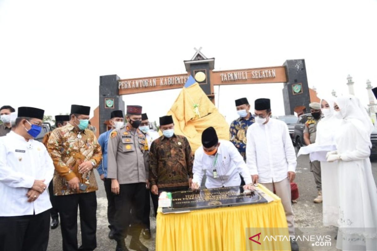 Monumen Dana Rakca serta Pena Emas diresmikan Bupati Tapsel