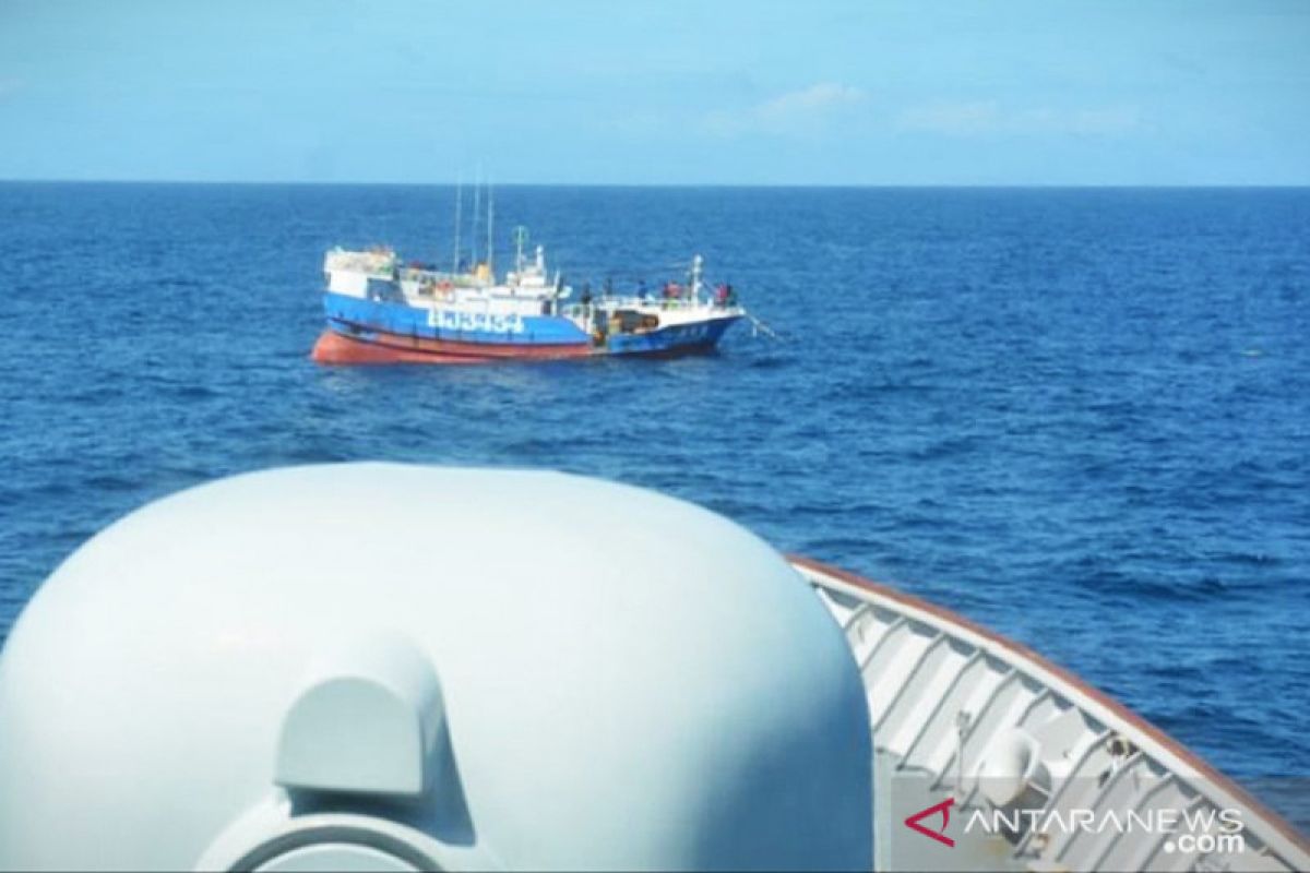 Illegal Taiwanese fishing ship comes under Indonesian Navy's net