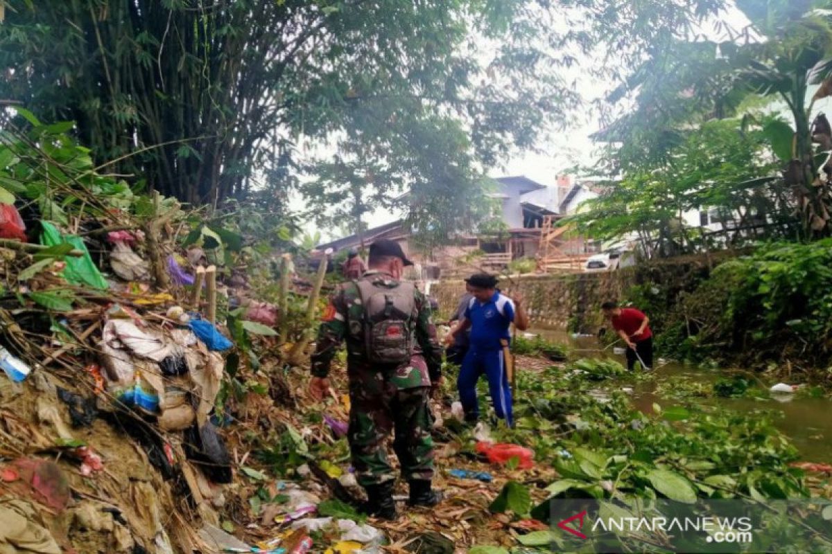 Babinsa dan warga Kendari bergotong royong bersihkan kali cegah banjir