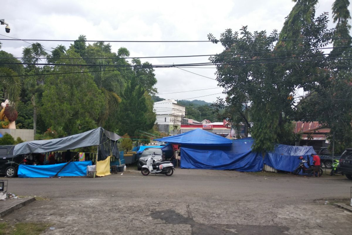 Warga korban Gempa di Mamuju masih bertahan di tenda-tenda darurat