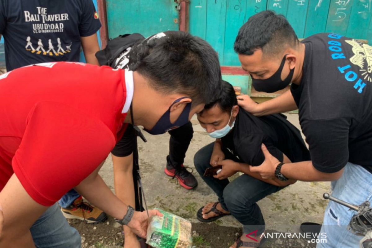 Police arrest young drug courier in North Jakarta