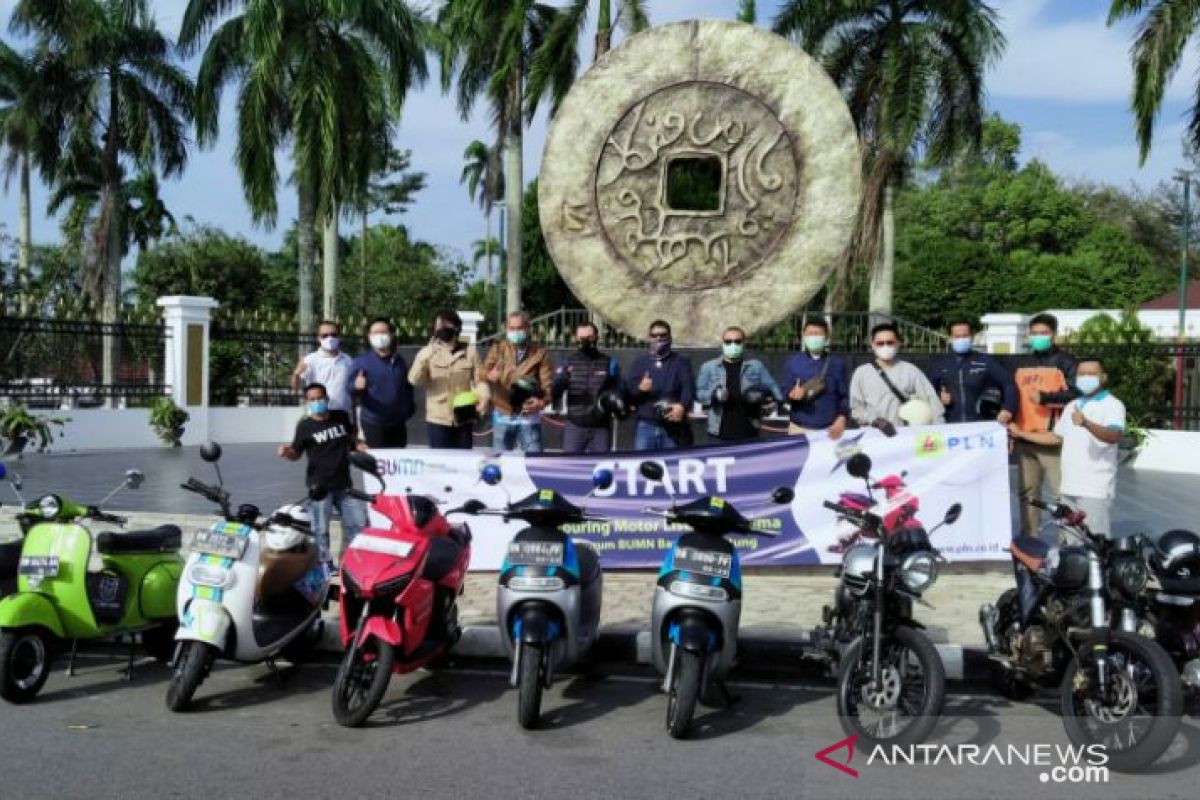 Touring ke Sungailiat, Forum BUMN Babel perkenalkan motor listrik kepada masyarakat