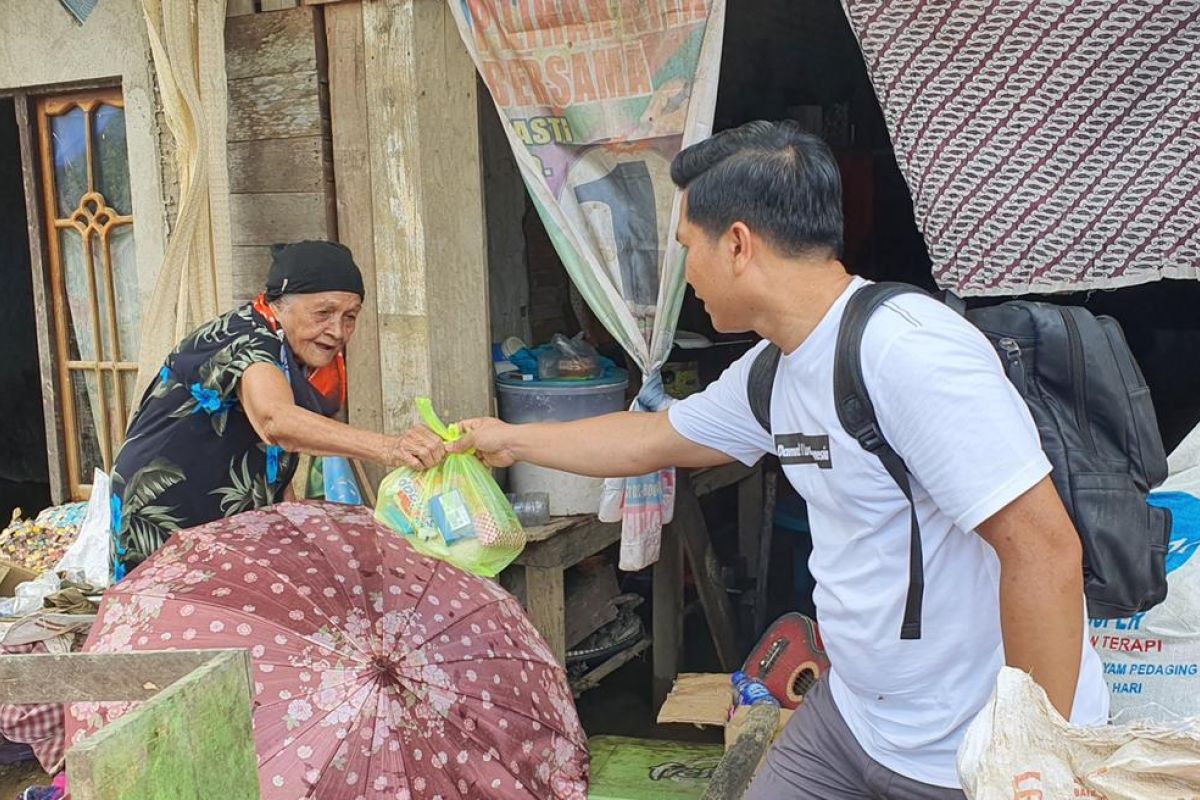 Legislator Balangan bersama Balangan Peduli bantu korban banjir HST