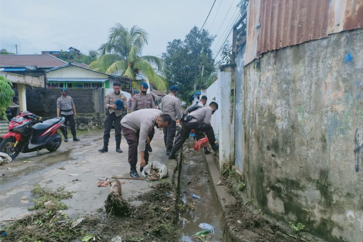 Satbrimob Polda Sulut membersihkan material banjir di Manado