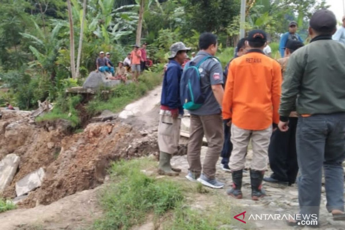 BPBD Cianjur mencatat seratus kepala keluarga masih mengungsi