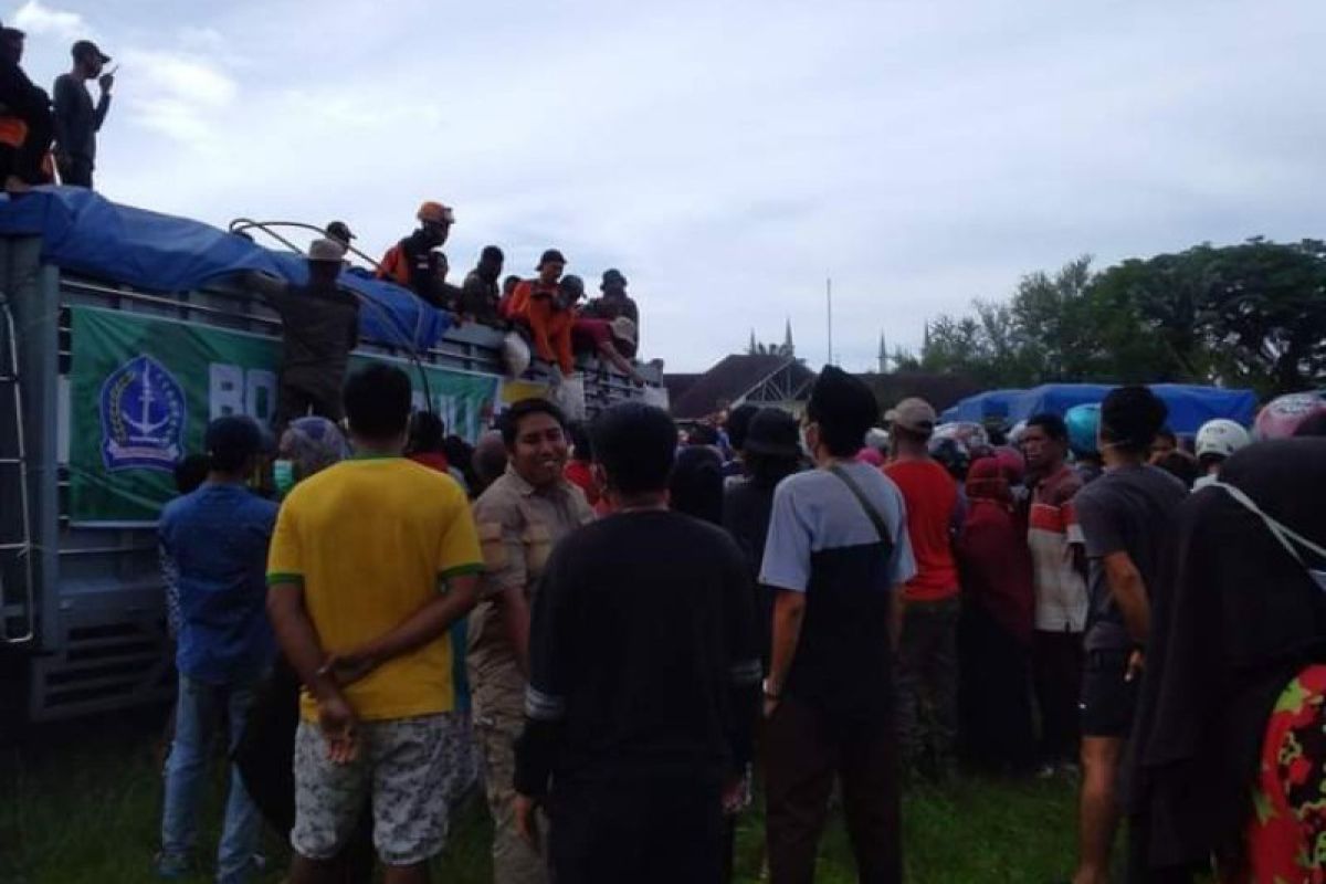 Bantuan Pemkab Bone "diserbu" pengungsi gempa di Mamuju Sulbar