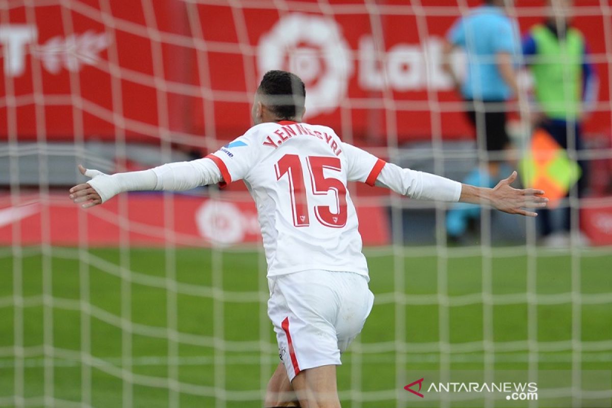 Hattrick Youssef En-Nesyri naikkan Sevilla ke posisi ketiga