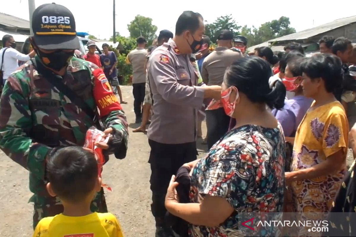 Antisipasi abu vulkanik, masker dibagikan kepada warga lereng Gunung Raung