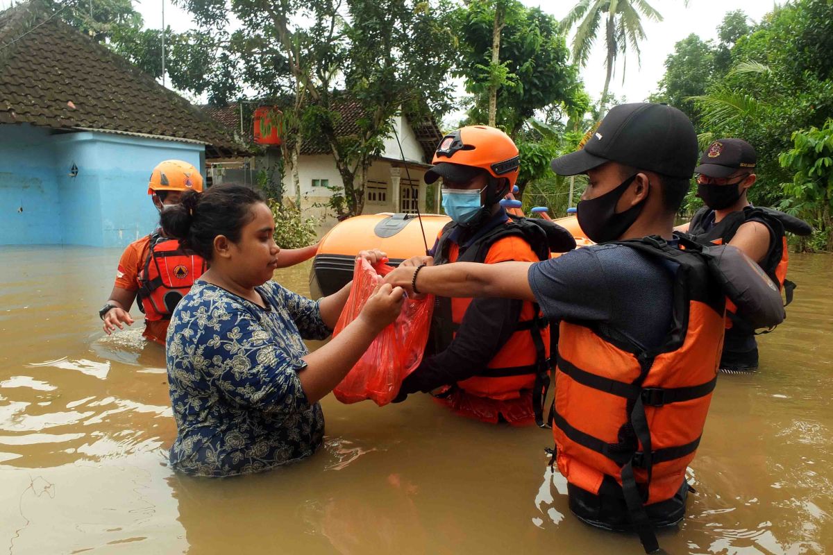 Bahu membahu tangani banjir di Jember tanpa dukungan APBD