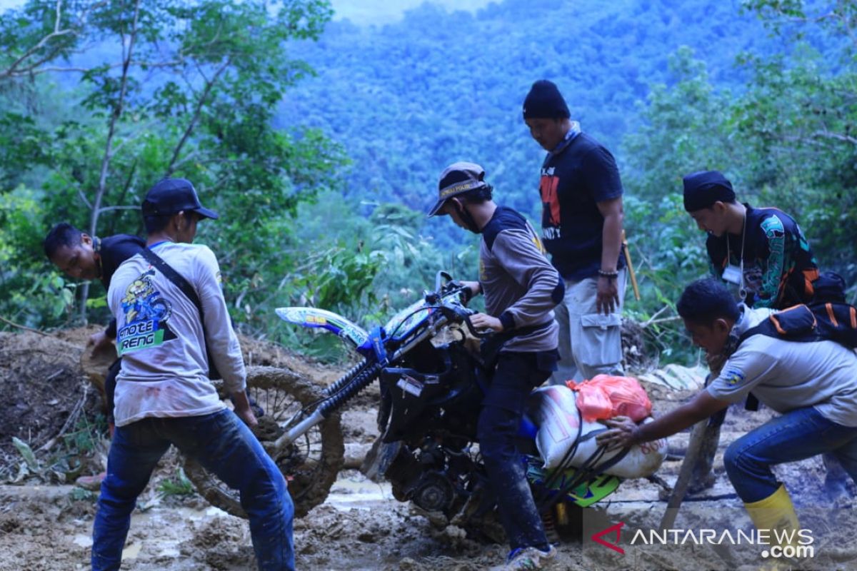 Perjungaan para riders trail antar logistik ke daerah Meratus HST