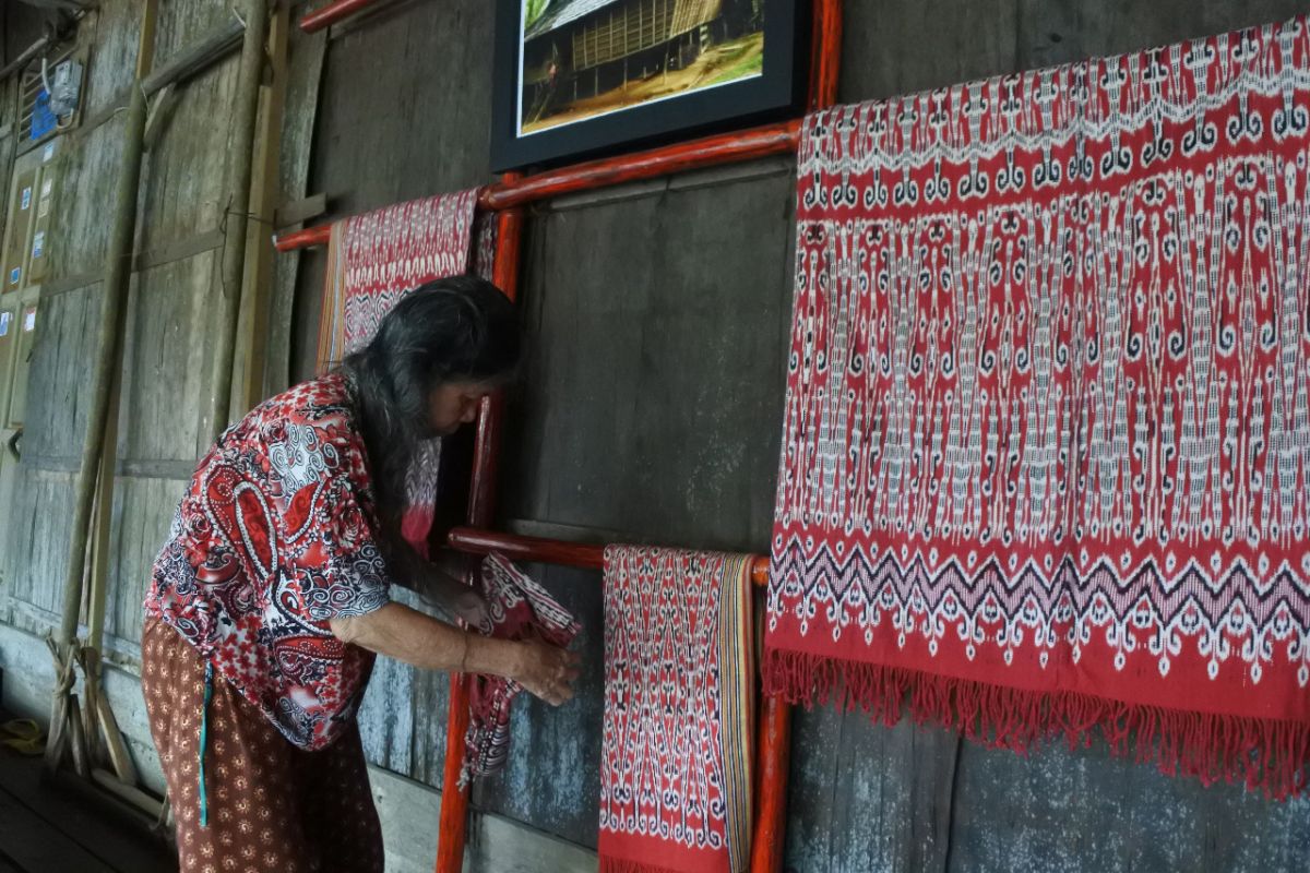 Pengerajin tenun di Sintang Kalbar tetap bertahan di tengah Pandemi