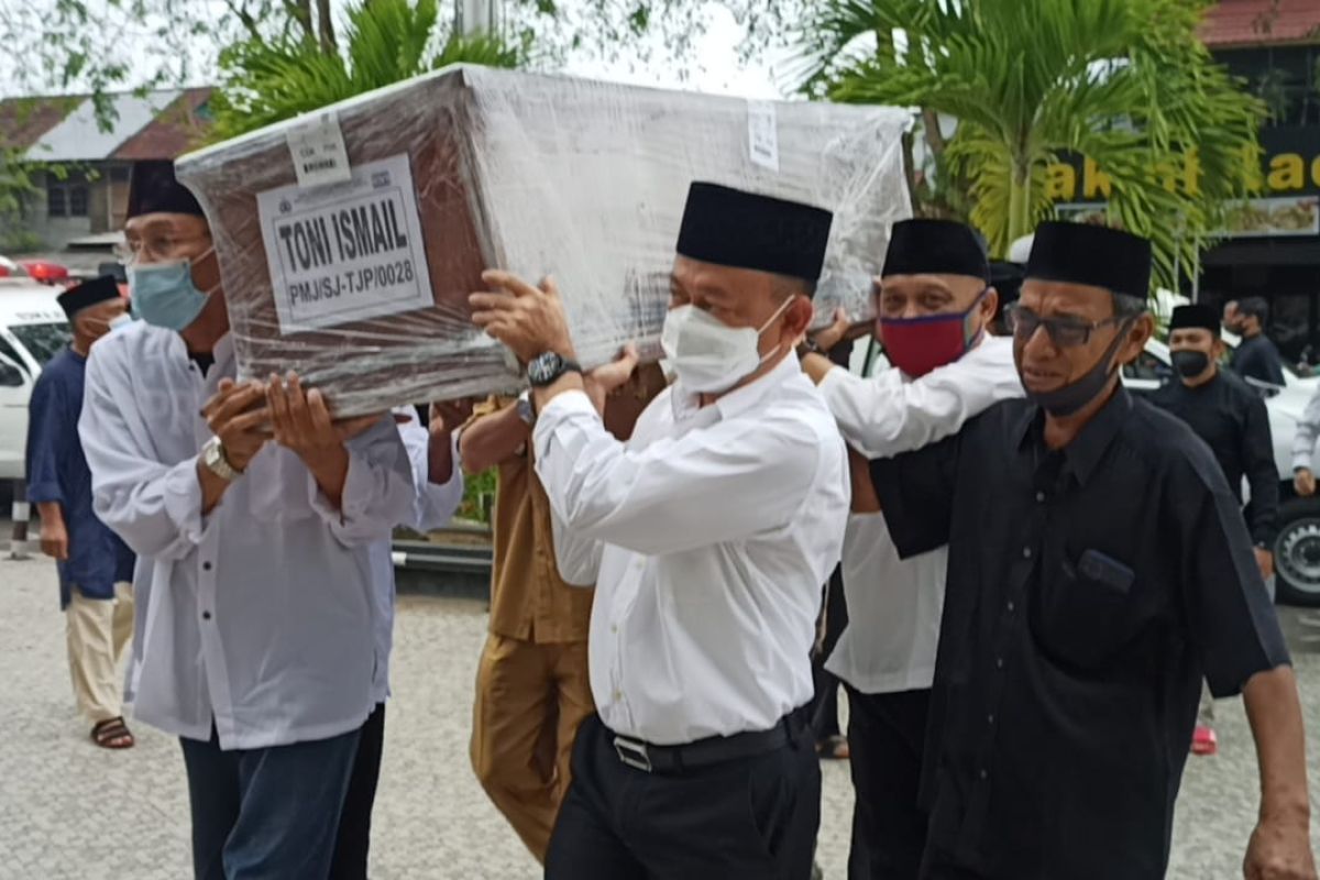 Wako Pontianak shalatkan jenazah Toni Ismail dan keluarga