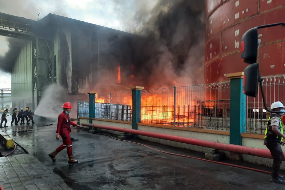 Gudang CPO di Teluk Bayur terbakar, 120 personel damkar dikerahkan