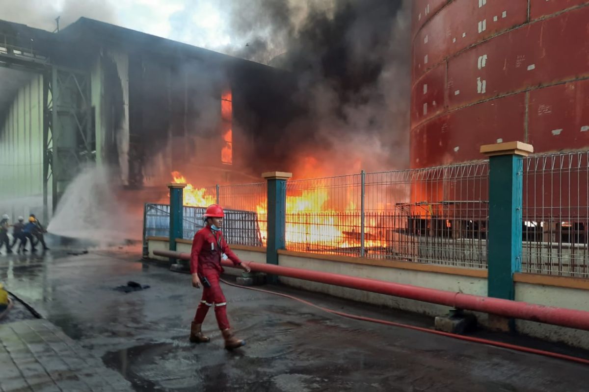 Gudang CPO di kawasan Teluk Bayur terbakar, 120 personel Damkar dikerahkan