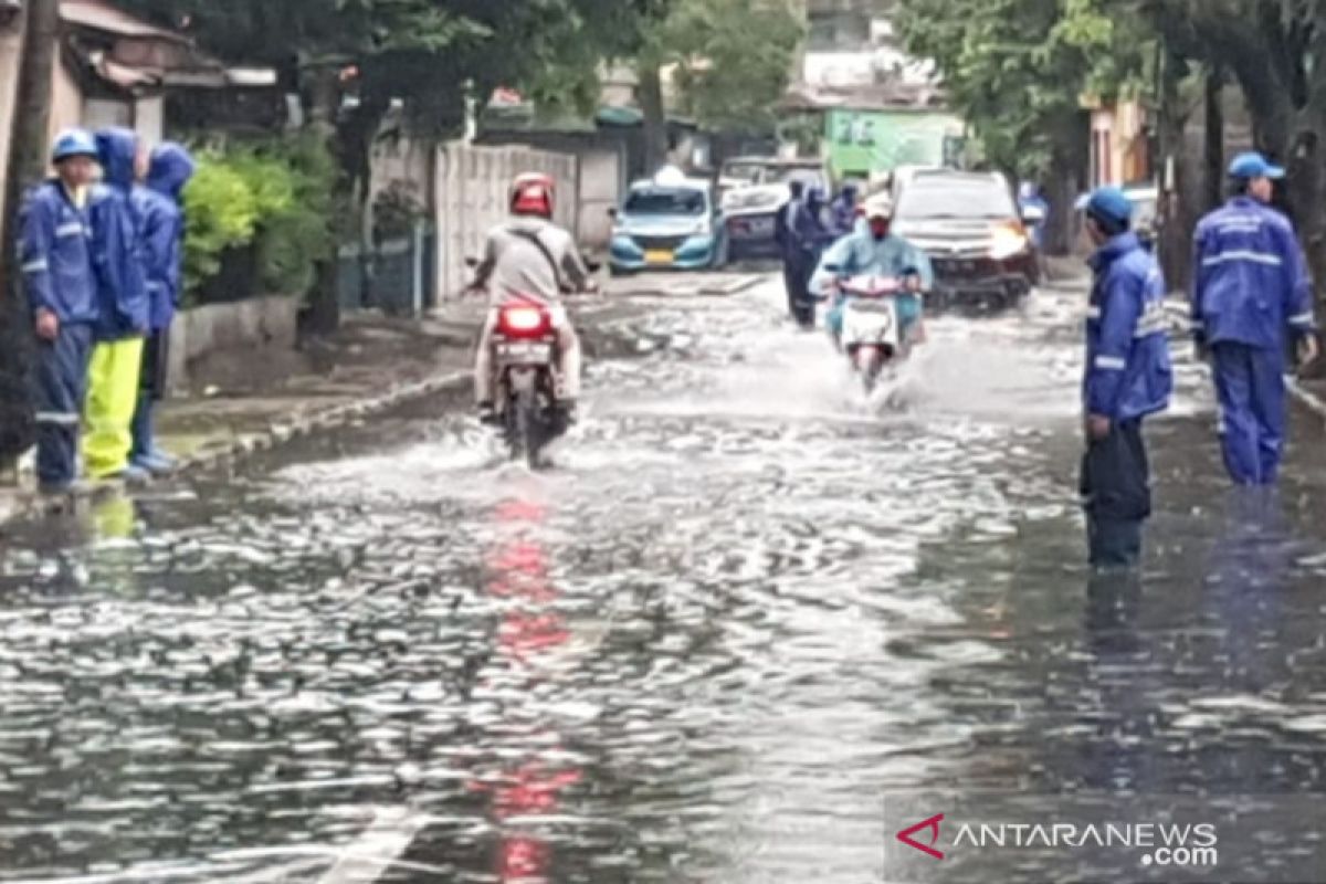 Heavy rain triggers flooding in 7 Jakarta neighborhoods, 15 roads