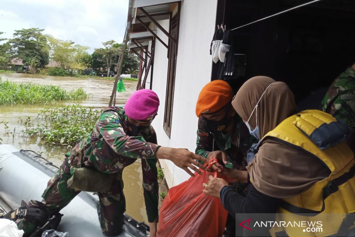 Satgas Marinir tembus daerah terisolir distribusikan bantuan warga Kalsel