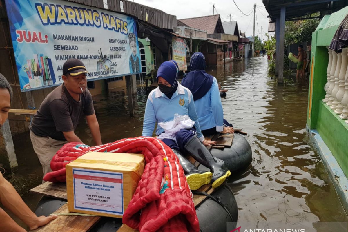 Istri Danlanud Sjamsudin Noor menembus banjir salurkan bantuan