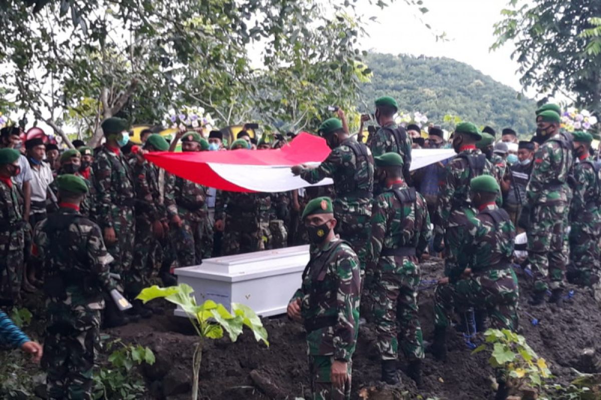 Almarhum Pratu Dedi dimakamkan secara militer di Desa Pelambik Lombok Tengah