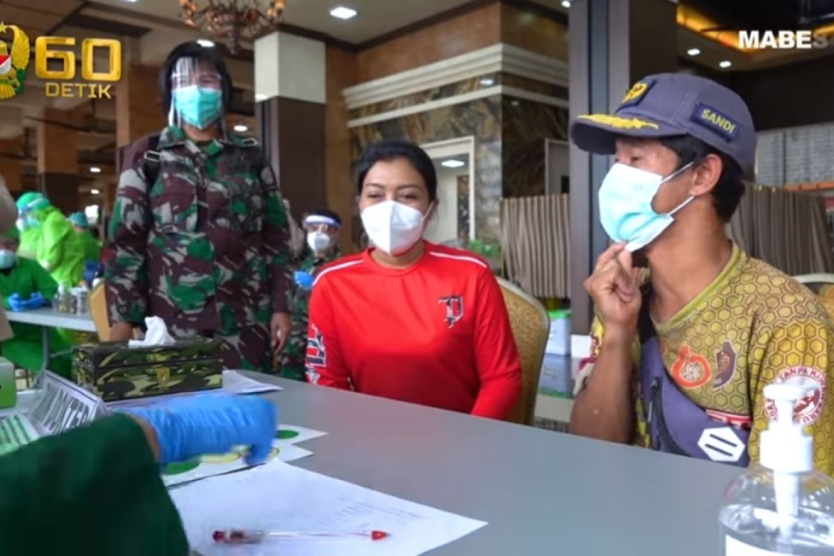 Kasad dan Persit KCK lakukan vaksinasi flu keluarga TNI AD