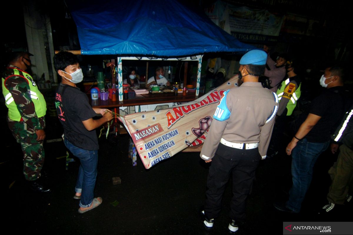 Brimob bubarkan masyarakat yang kumpul sudah larut malam di Medan