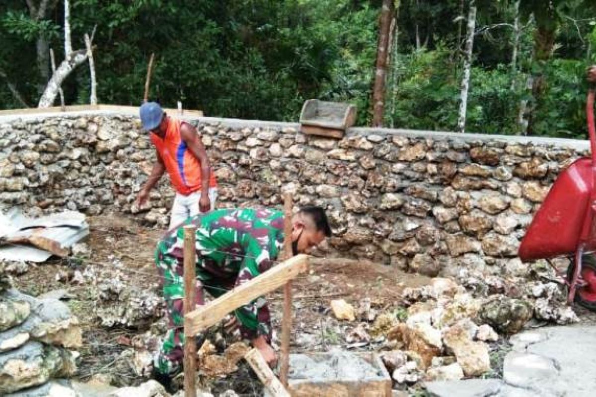 Babinsa Posramil Warsa bantu bangun pandosasi rumah warga